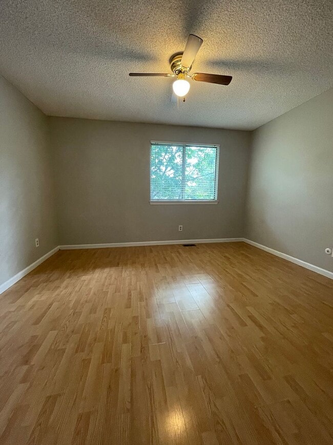 Building Photo - Charming 3-Bedroom Home in Victoria Place neighborhood! MOVE IN SPECIAL!!