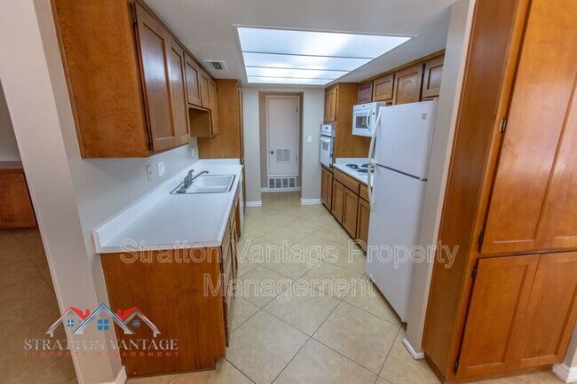 Building Photo - 704 E La Jolla Dr