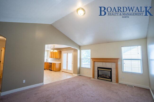 Building Photo - 4 Bed Home in Quiet S. Weber Neighborhood Near Park