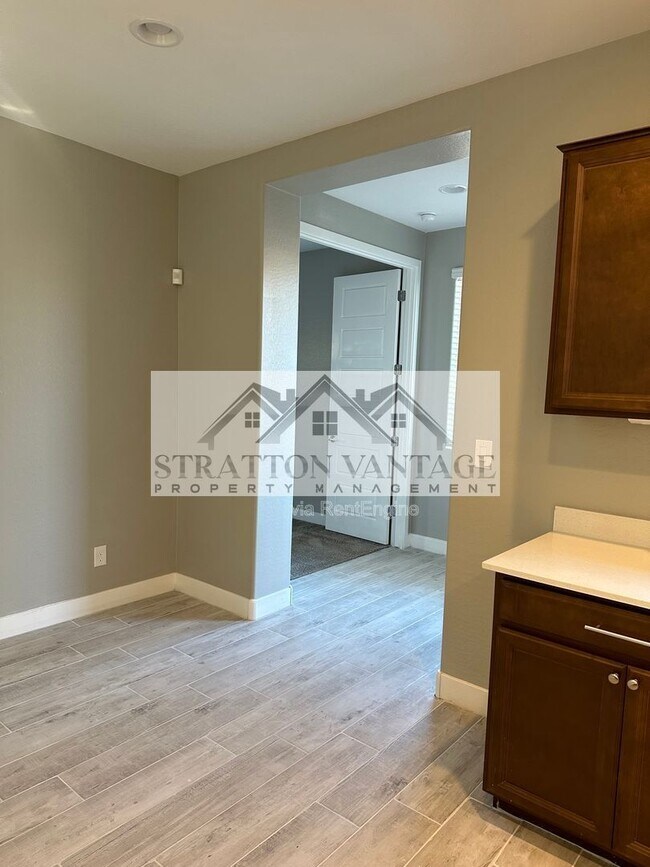 Building Photo - 9638 E Tesla Ave