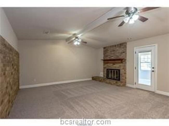 Building Photo - Updated 4 Bed, 2 Bath with Spacious Rooms!