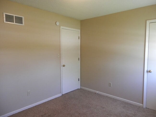 Building Photo - Quality 3 Bedroom 1.5 Bathroom Townhouse