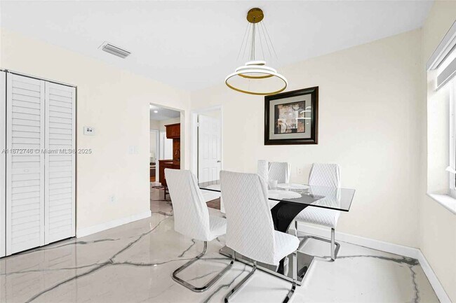 Building Photo - 6840 SW 26th Ct