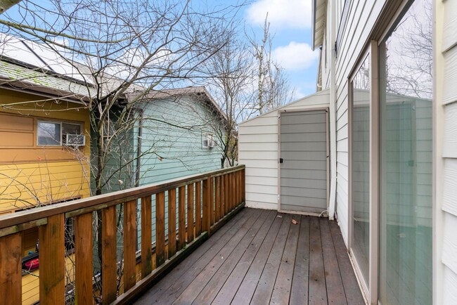 Building Photo - 3BR/2.5 Bath Townhome