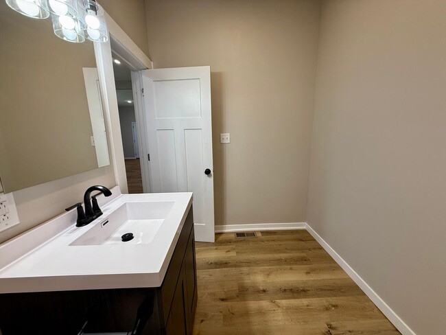 Building Photo - 1025 N 6th St