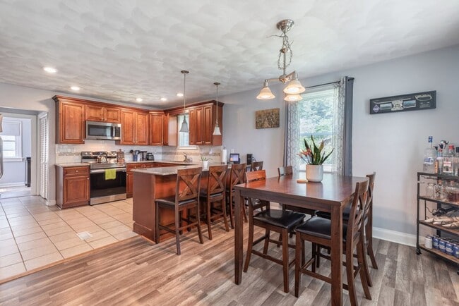 Building Photo - Welcome to this beautifully maintained 4-b...