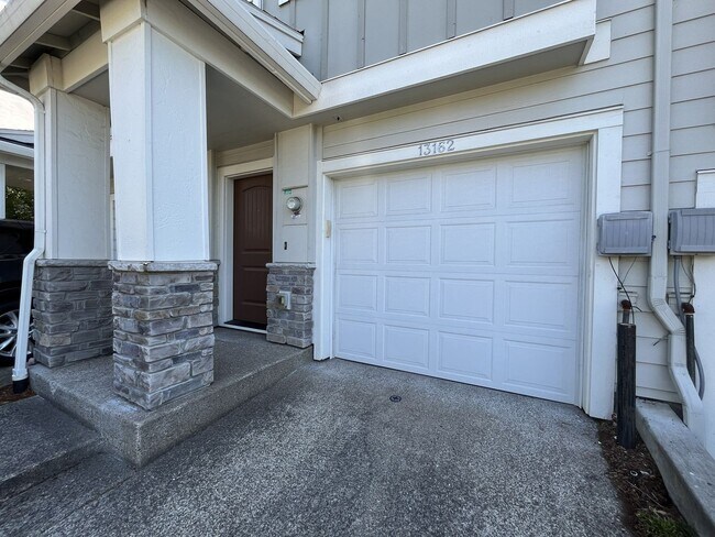 Building Photo - Modern Bull Mountain Townhome with Two Private Suites, Clubhouse, Pool, Fitness Center & Modern F...