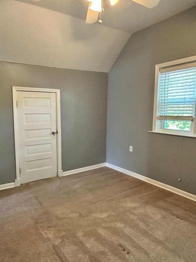 Building Photo - ***RENTERS SPECIAL***Great Newly Remodeled...