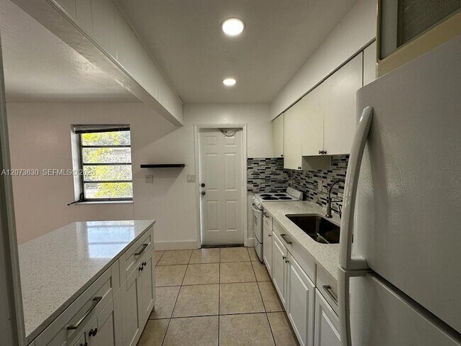 Building Photo - 2115 N 17th Ct