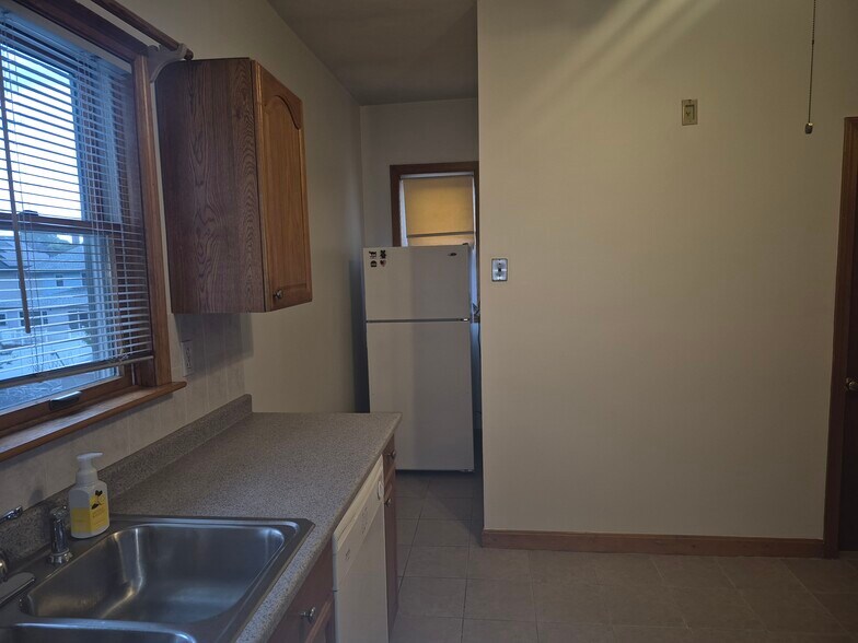 Building Photo - 105 3rd St