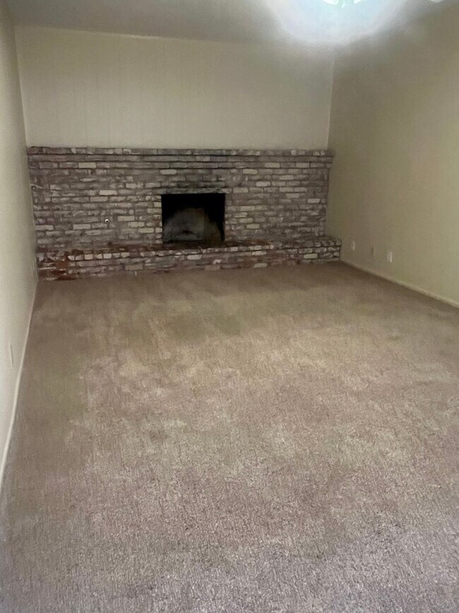 Building Photo - 948 Northwood Dr