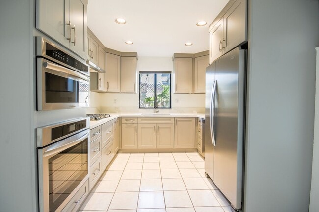 Building Photo - 7035 Lisa Ln