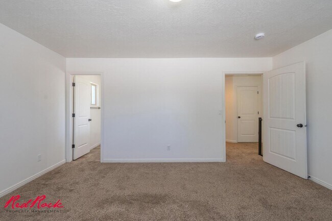 Building Photo - DOG-FRIENDLY 3 Bedroom Townhome with INTERNET INCLUDED!