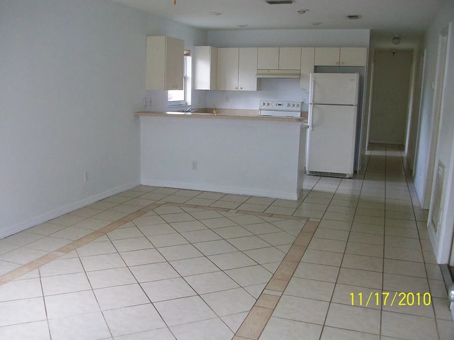Building Photo - 4 bedroom, 2 bathroom Sarasota home, plus garage and beautiful lot, conveniently located near Dow...