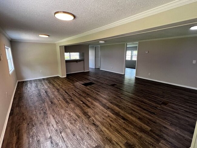 Building Photo - Spacious 4 Bedroom 3 Bathroom Home Located...