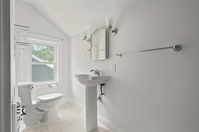Building Photo - 2111 Kenwood Ave