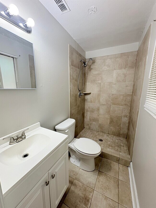 Building Photo - 2922 Oakwood Dr