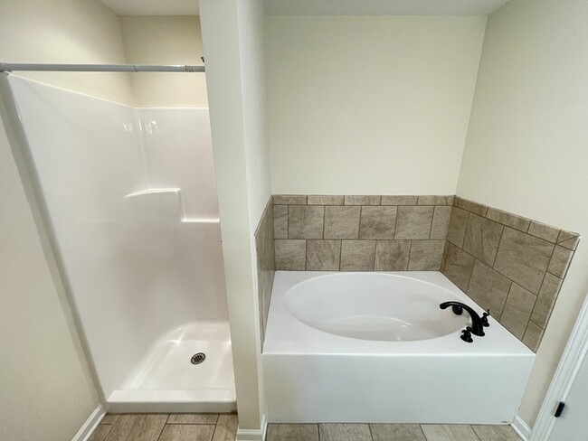 Building Photo - White House townhome- lawn care included, ...