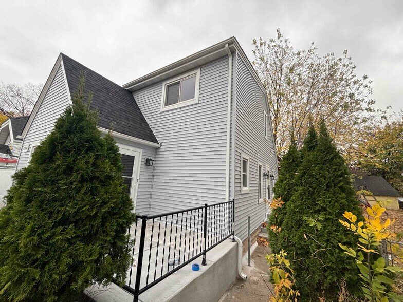 Building Photo - 2804 Lowry Ave N