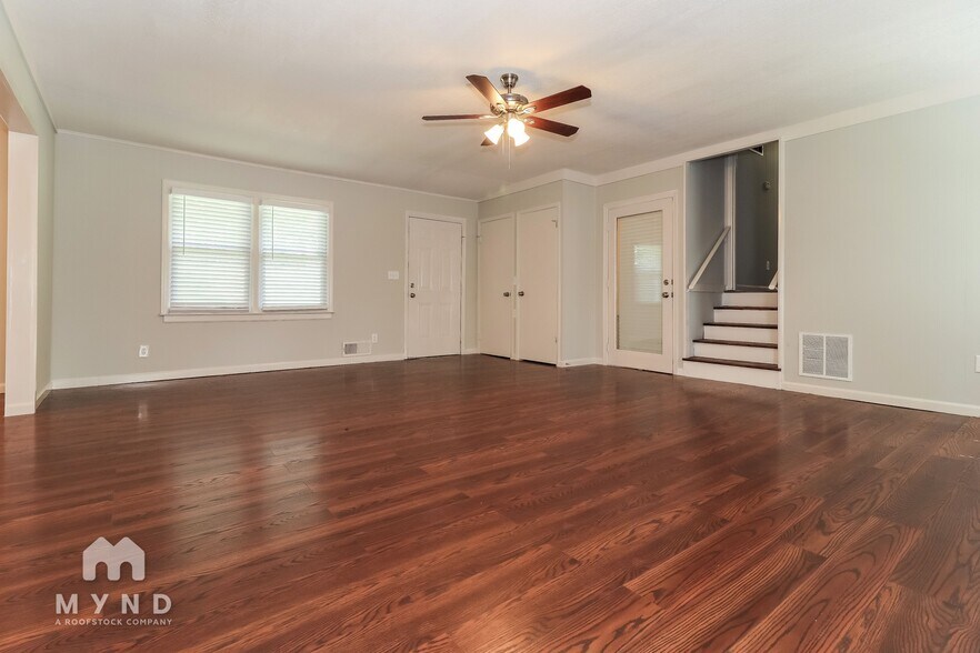 Building Photo - 5243 Valleyview Dr