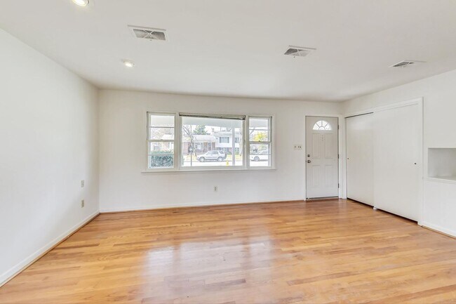 Building Photo - Fantastic in Frederick! Spacious 4 level Split -- 4 beds + 1 Full and 2 half baths