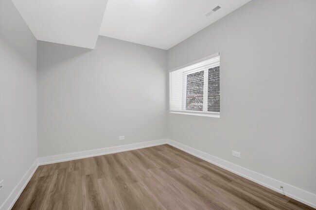 Building Photo - 2142 S Fairfield Ave