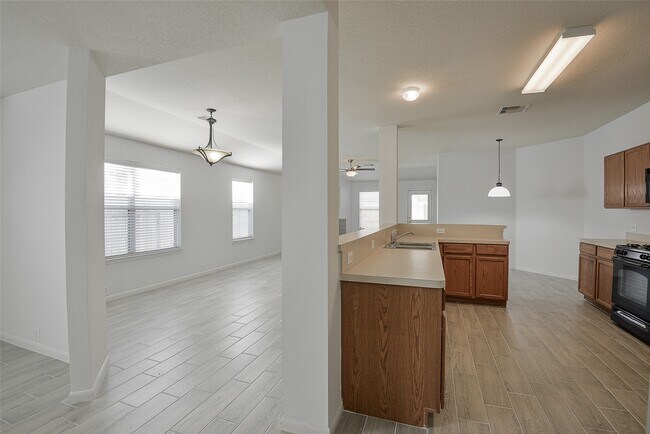 Building Photo - 2825 Woodspring Forest Dr