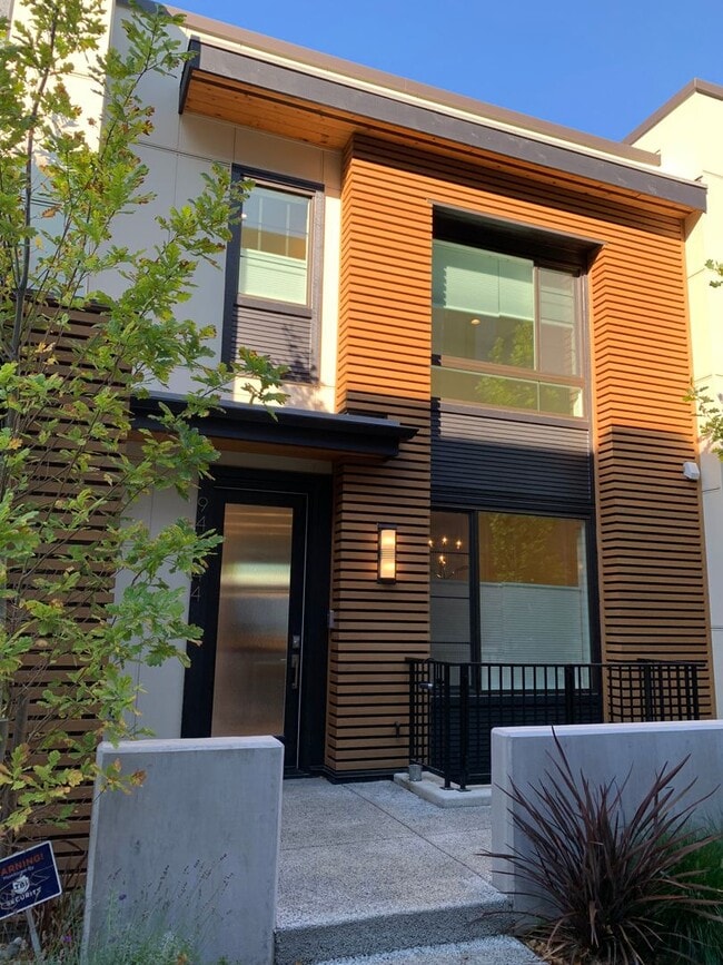 Building Photo - Queen Anne Townhome ~ McGraw Square