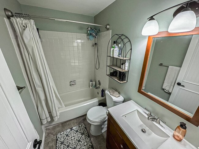 Building Photo - Light-filled and Spacious 3 Bed 2 Bath Tow...