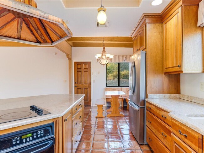Building Photo - 4 bedroom 2.5 Bath
