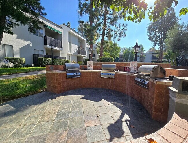 Building Photo - "Charming 2-Bed, 2-Bath Gem in Tarzana - Cozy 830 Sq Ft Retreat!"
