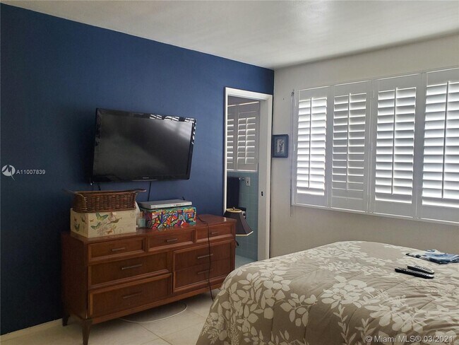 Building Photo - 10170 Collins Ave