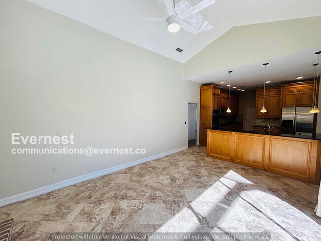 Building Photo - 6 Bed/4 Bath Home with Garage / Pet-Friendly / Available Now!