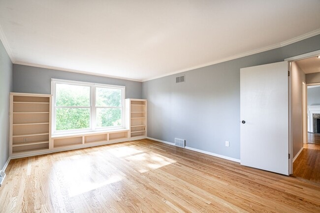 Building Photo - LIVE ON LAKE MICHIGAN IN THIS SPACIOUS CONDO!