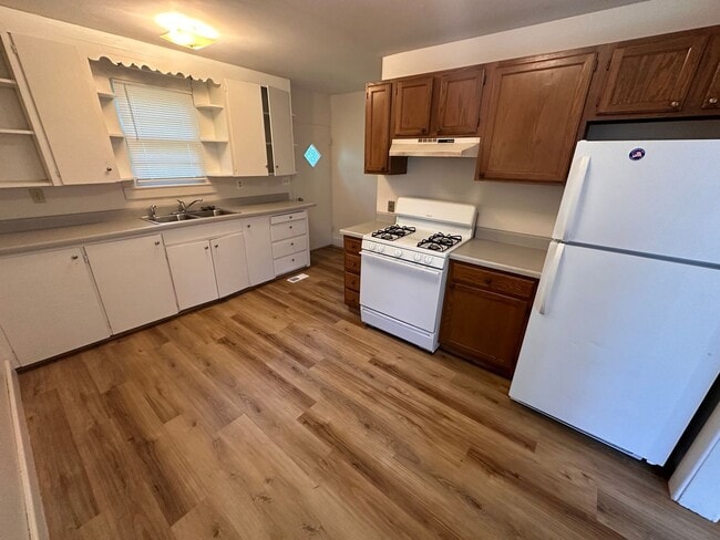Building Photo - $895 - 2 bedroom/ 1 bathroom - Single Fami...