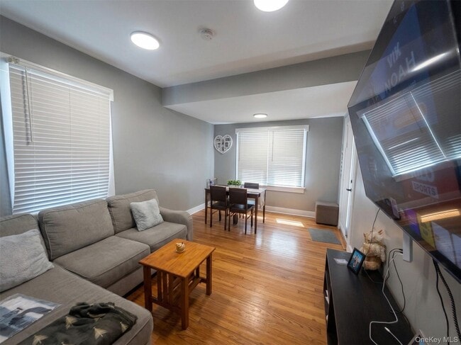 Building Photo - 52 Maple Pl