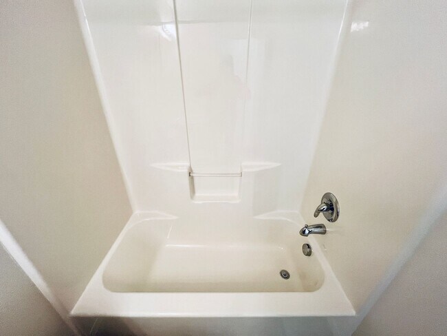 Building Photo - Amazing 3-Bedroom 2.5-Bathroom Townhouse i...
