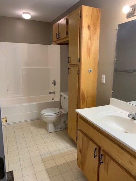 Bathroom Tub/Shower Combo - 516 Bowers Rd