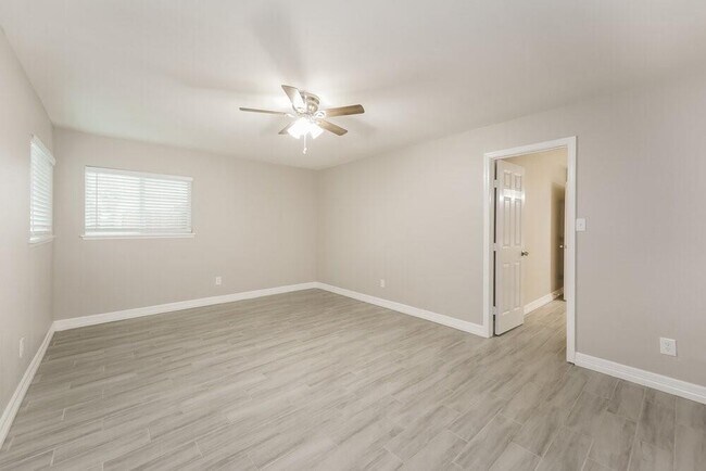 Building Photo - 15411 La Loma Dr