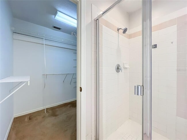 Building Photo - 900 W Charing Cross Cir