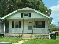 Building Photo - Adorable 2 Bed, 1.5 Bath with Covered Porch and Mudroom