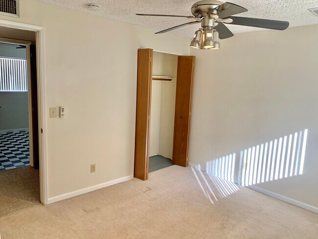 Building Photo - 925 N Evergreen Dr