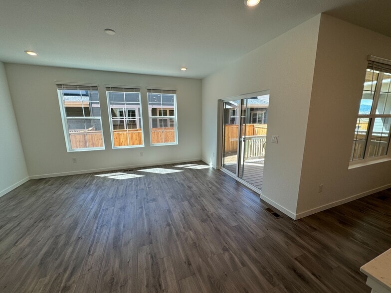 Building Photo - 684 Lillibrook Pl