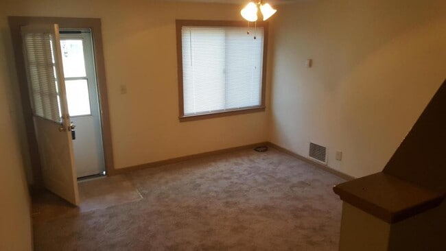 Building Photo - 273 Oak Dr