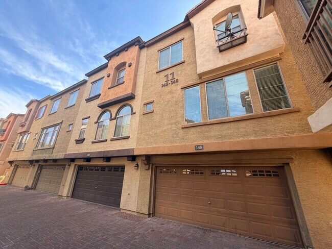 Building Photo - End Unit 2 bed/2.5 bath Town Home Ready 4 Move In!
