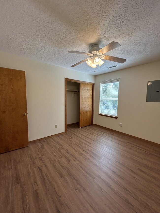 Building Photo - 1 Autumnwood Ct