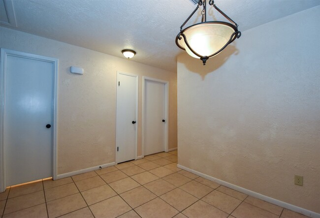 Building Photo - 1519 Barcelona Way Dr