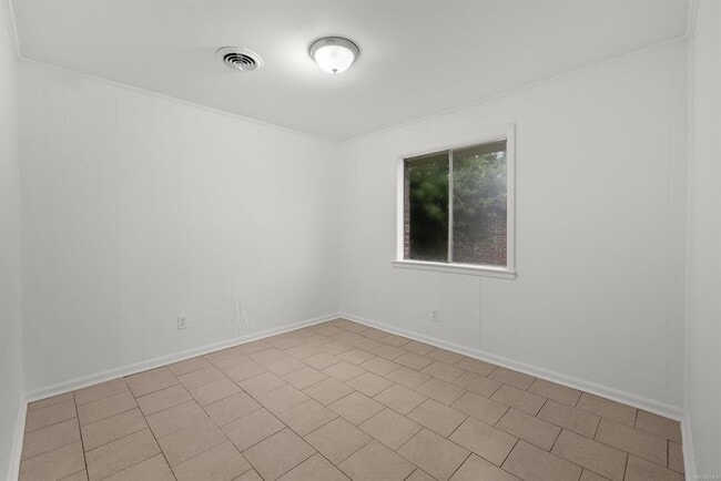 Building Photo - 426 Brookview Dr
