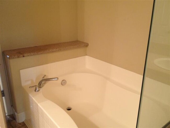 Building Photo - This Beautiful 2bd Townhome In The Private...