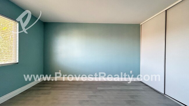 Building Photo - 5 Bedroom, 3.5 Bathroom Victorville Home w...